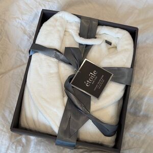 Étoile White Velvet Robe